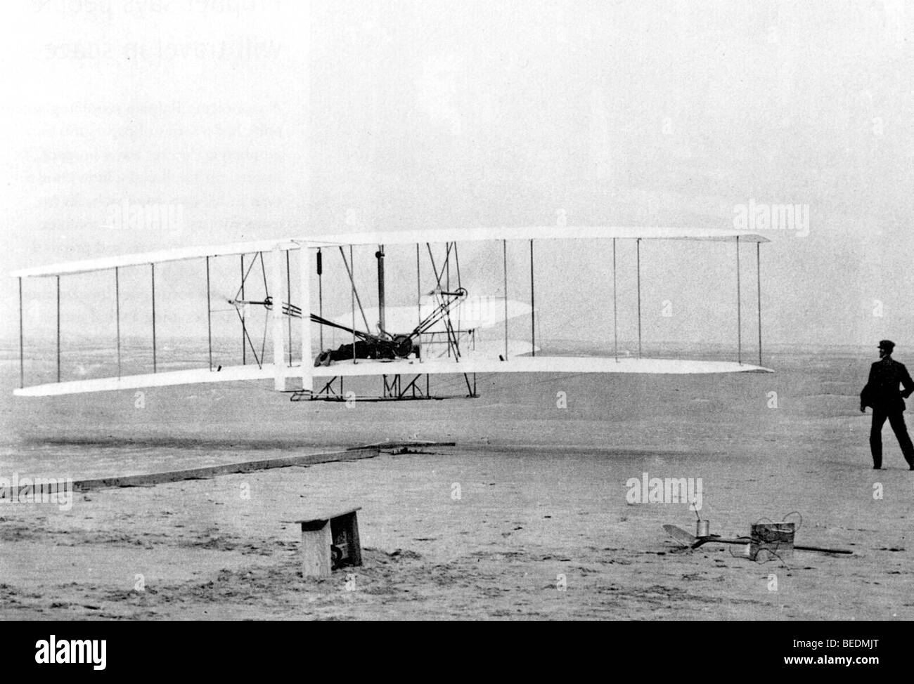 WILBUR WRIGHT Uhren als Bruder Orville in Kitty Hawk, North Carolina, im Jahre 1903 zieht Stockfoto