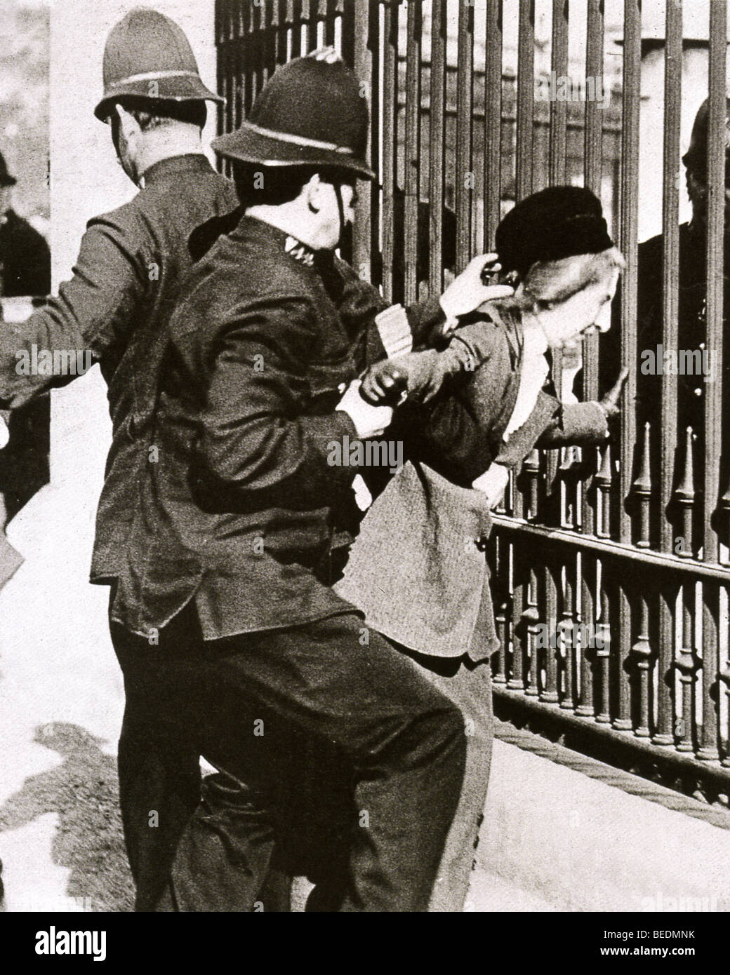 SUFFRAGETTEN A Suffragette Demonstrant versucht, sich an das Geländer