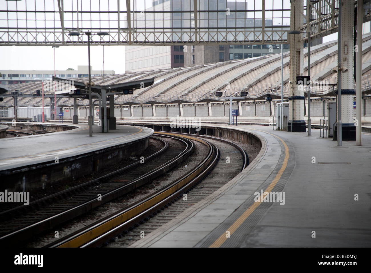 Schienen-Station-Strecke trainieren uk Stockfoto