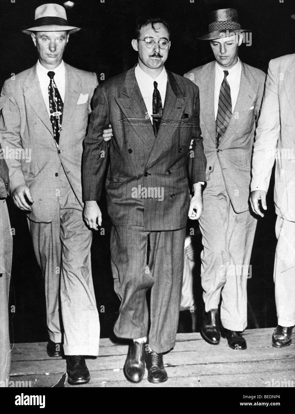 Julius Rosenberg begleitet von FBI-Agenten in Federal Building Stockfoto