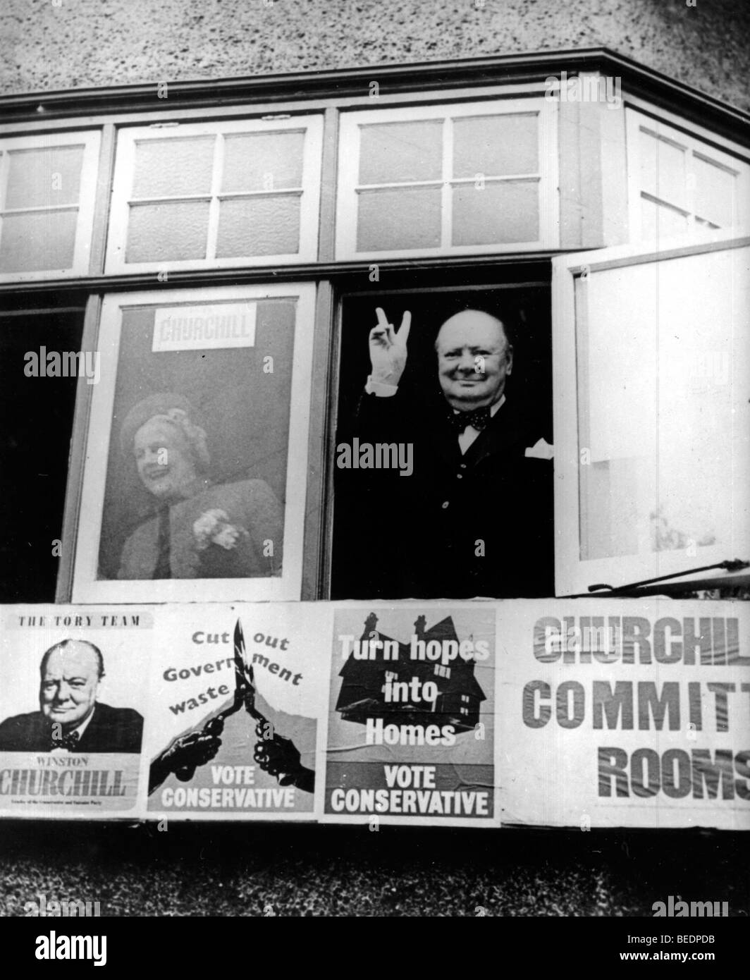 5218354 (900324) Winston Churchill W‰hrend des Wahlkampfes 1951 in seit Wahlkries South Woodford, London; Li: Lady Clementine Stockfoto