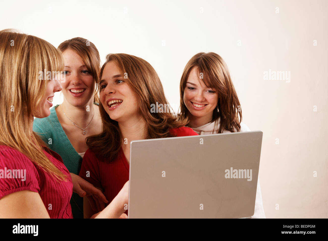 Freundinnen auf einem Laptop-Bildschirm Stockfoto