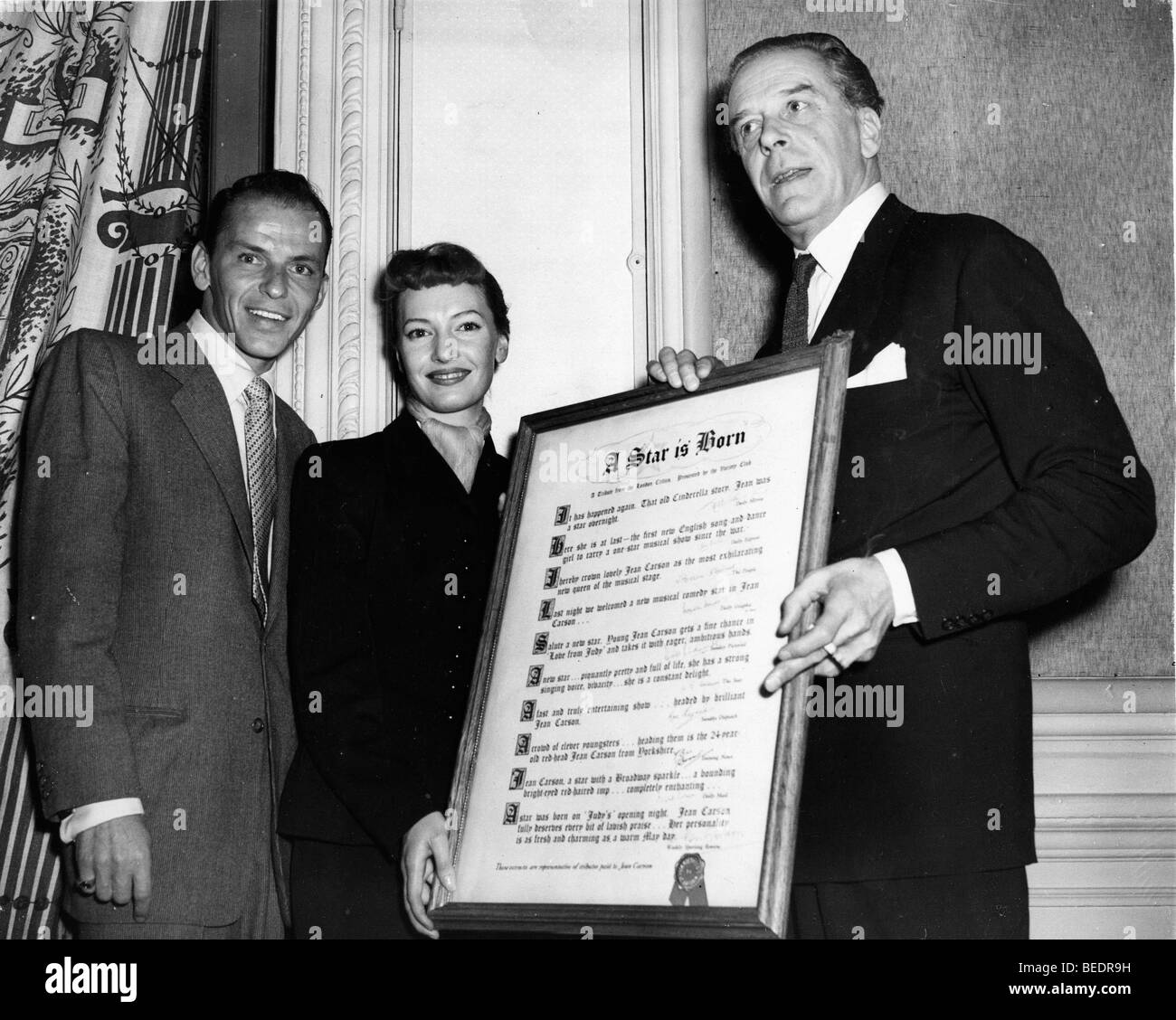 Frank Sinatra, Jack Buchanan und Jean Carson eine Schriftrolle von Bewertungen Stockfoto