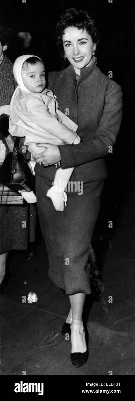 Schauspielerin Elizabeth Taylor zu Fuß mit ihrem baby Stockfoto