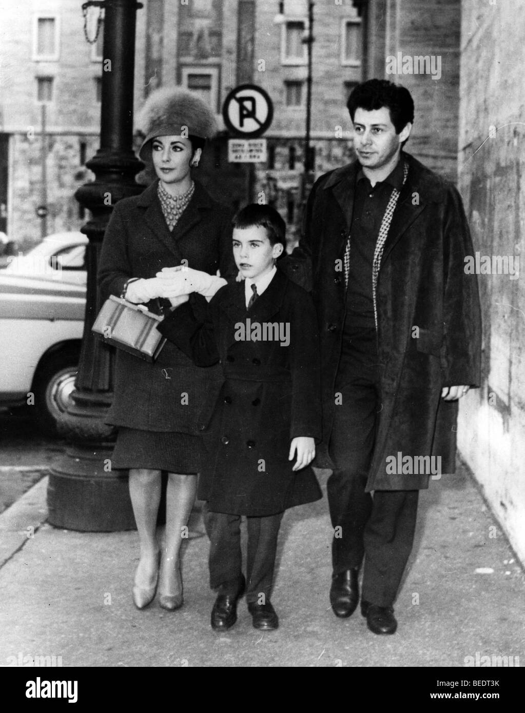 Liz Taylor zu Fuß die Straße mit Eddie Fisher und Sohn Stockfoto