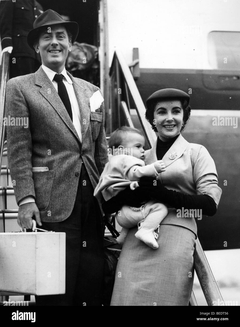Liz Taylor bekommt Flugzeug mit Michael Wilding und Sohn Stockfoto
