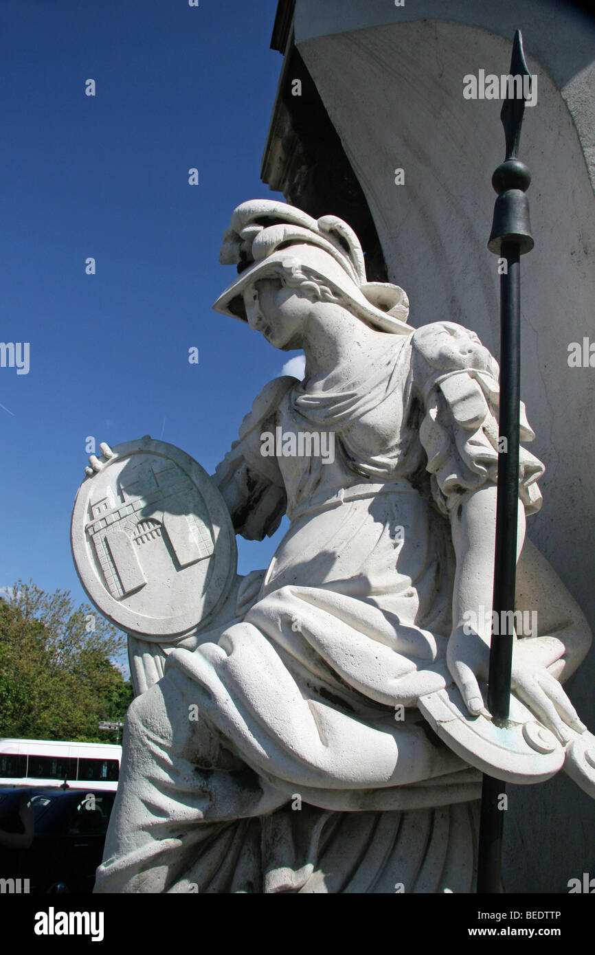 Statue der griechischen Göttin Pallas Athene, mit dem Emblem von Budapest auf ihrem Teller, 1785, Carlo Adami, Burgviertel, Bud Stockfoto