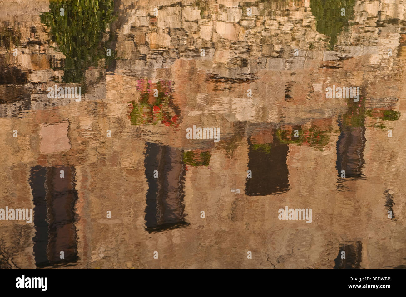 Gebäude spiegelt sich auf den Gewässern von Bagno Vignoni in Toskana Italien Stockfoto