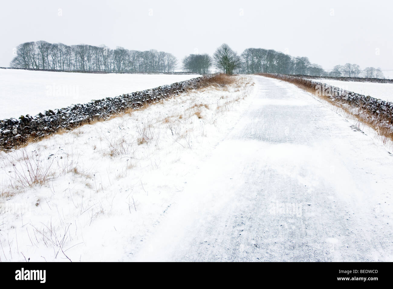 Die Tissington Trail unter einem Abstauben von Schnee in der Nähe von Petersilie Heu im Peak District in Derbyshire, Stockfoto