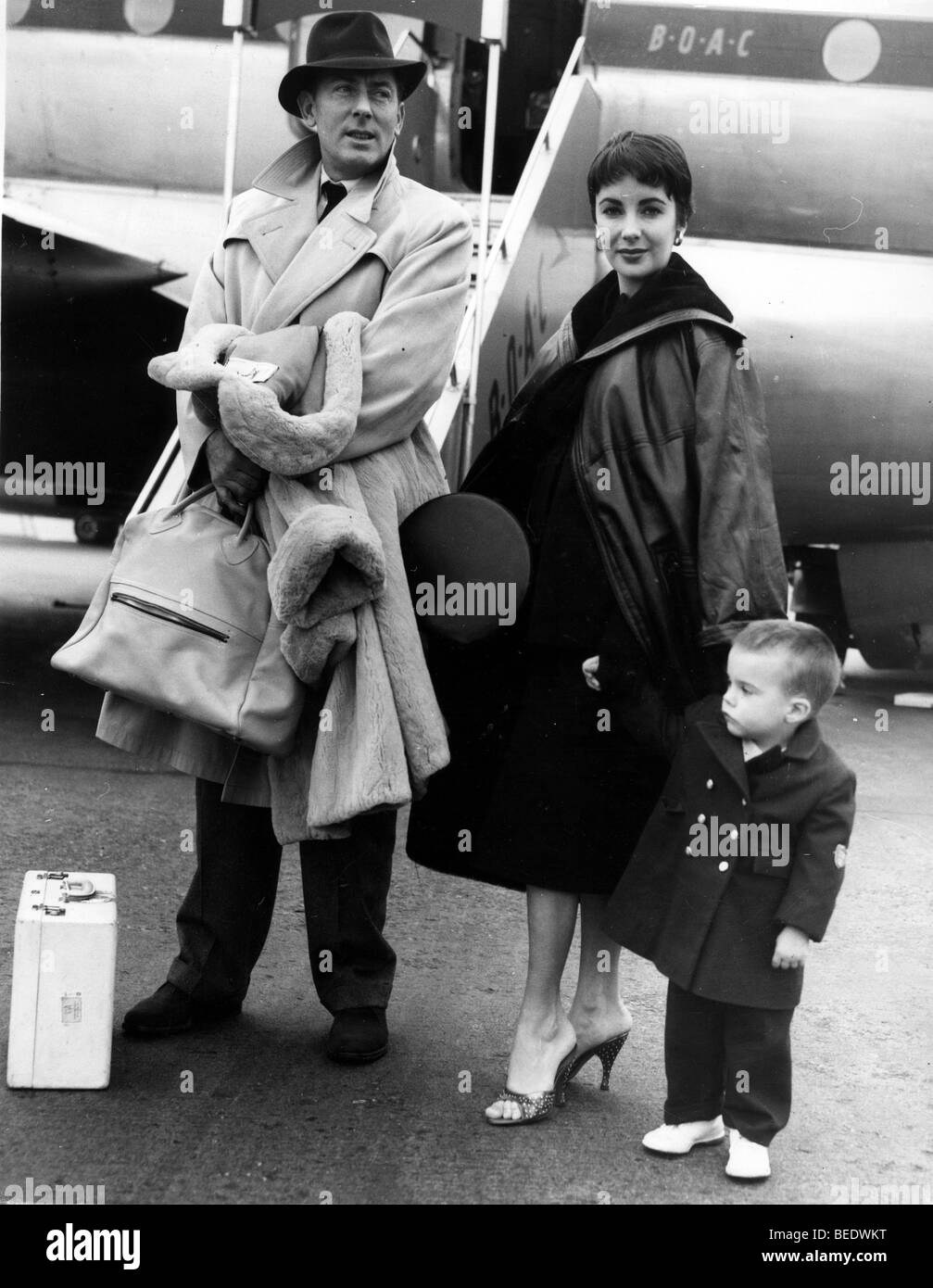 Liz Taylor am Flughafen mit Ehemann Michael Wilding und Sohn Stockfoto