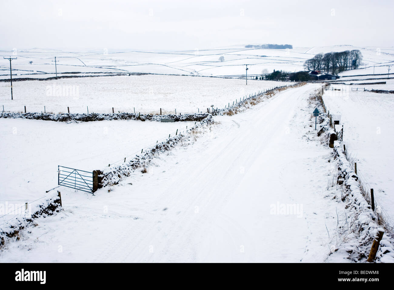 Blick auf einer Schnee bedeckten Landstrasse von Tissington Trail an Petersilie Heu im Peak District in Derbyshire Stockfoto