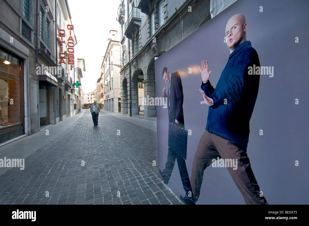 Menschen auf Plakatwänden in der städtischen Straßen Stockfoto