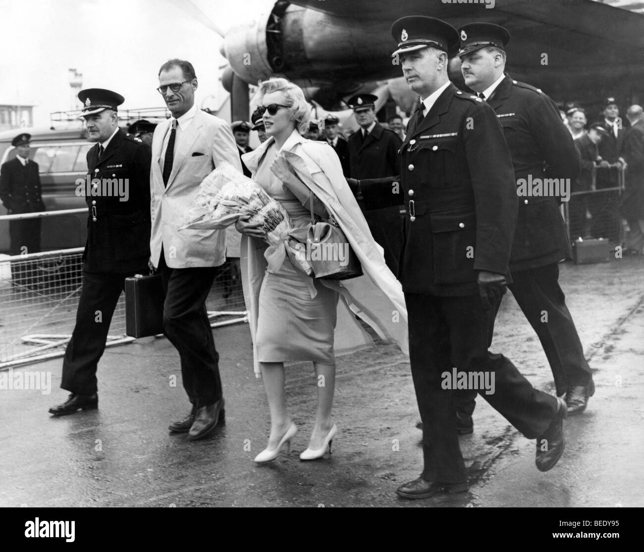 Starlet Marilyn Monroe mit Ehemann Arthur Miller Ankunft in London Stockfoto