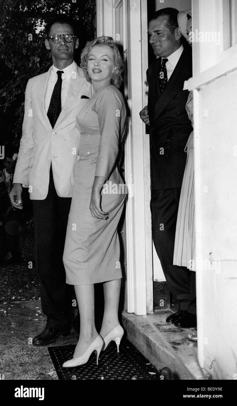Starlet Marilyn Monroe mit Ehemann Arthur Miller nach seiner Ankunft in ...