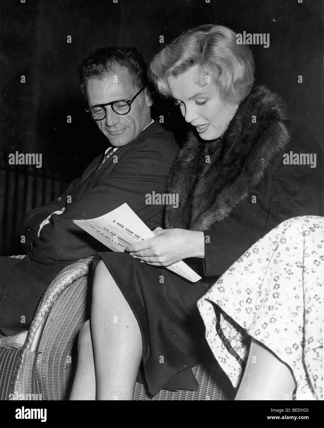 Starlet Marilyn Monroe mit ihrem Ehemann Arthur Miller am Comedy Theatre Stockfoto