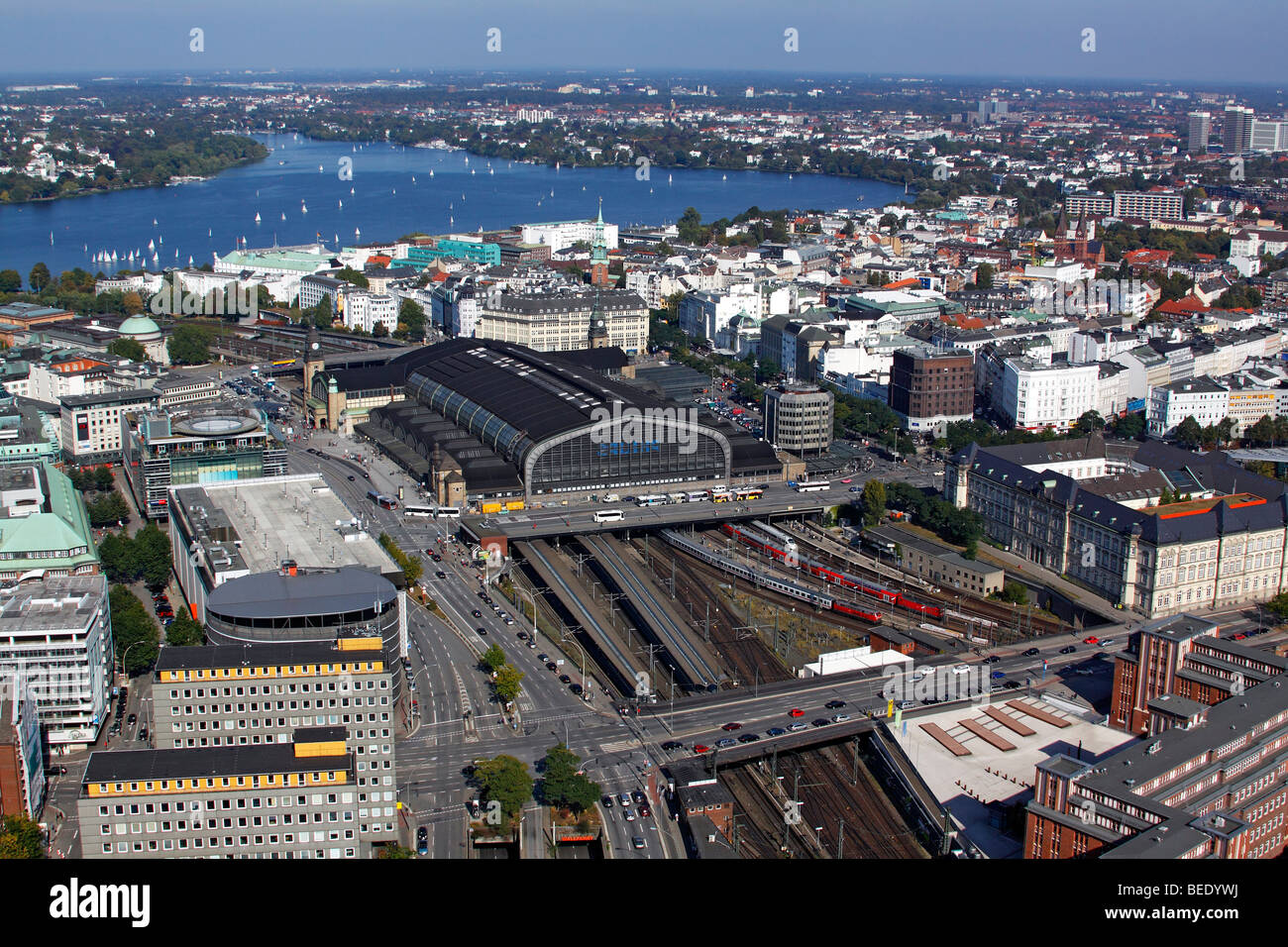 Allgemeines über die Stadt von der Hamburger Innenstadt, Hauptbahnhof, Zentrum und Segelboote auf der Alstersee, hinten, Bezirk St. Stockfoto