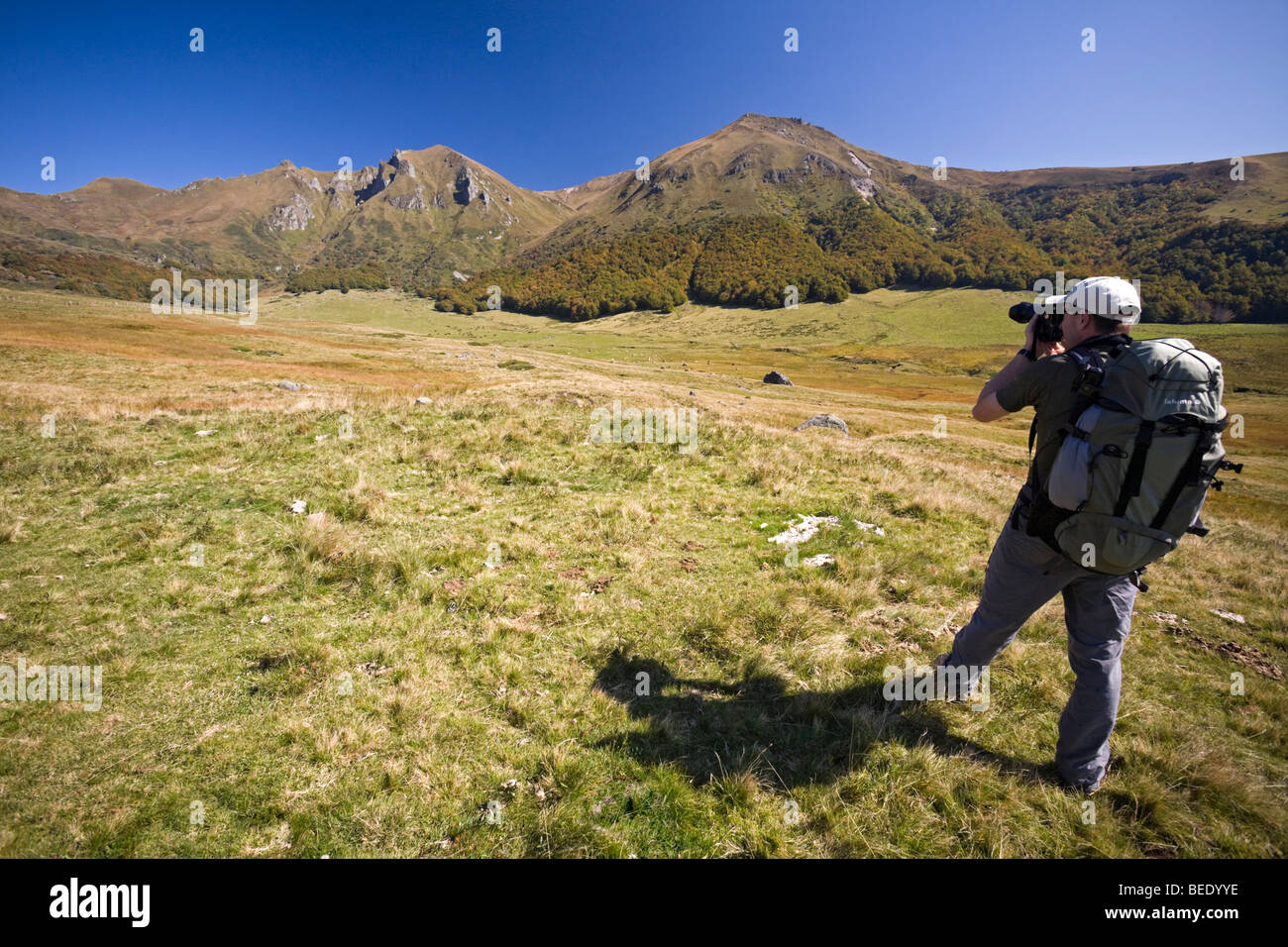 Ein Wanderer fotografieren "Fontaine Salée" Cirque (Puy de Dôme-Frankreich). Randonneur Photographiant le Cirque De La Fontaine Salée Stockfoto