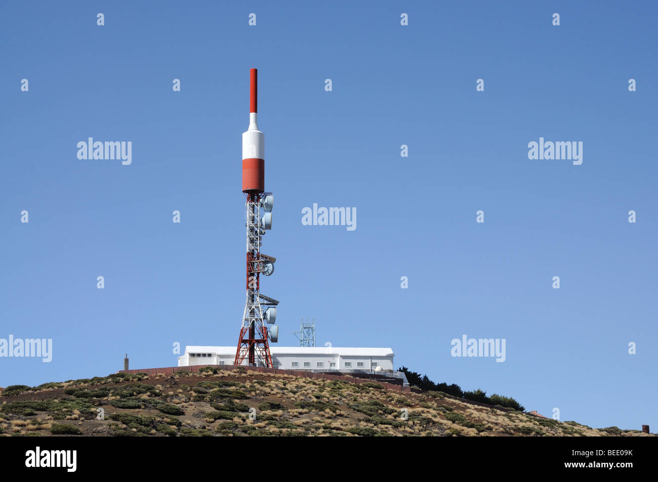 Broadcast Antenne oben auf einem Berg Stockfoto