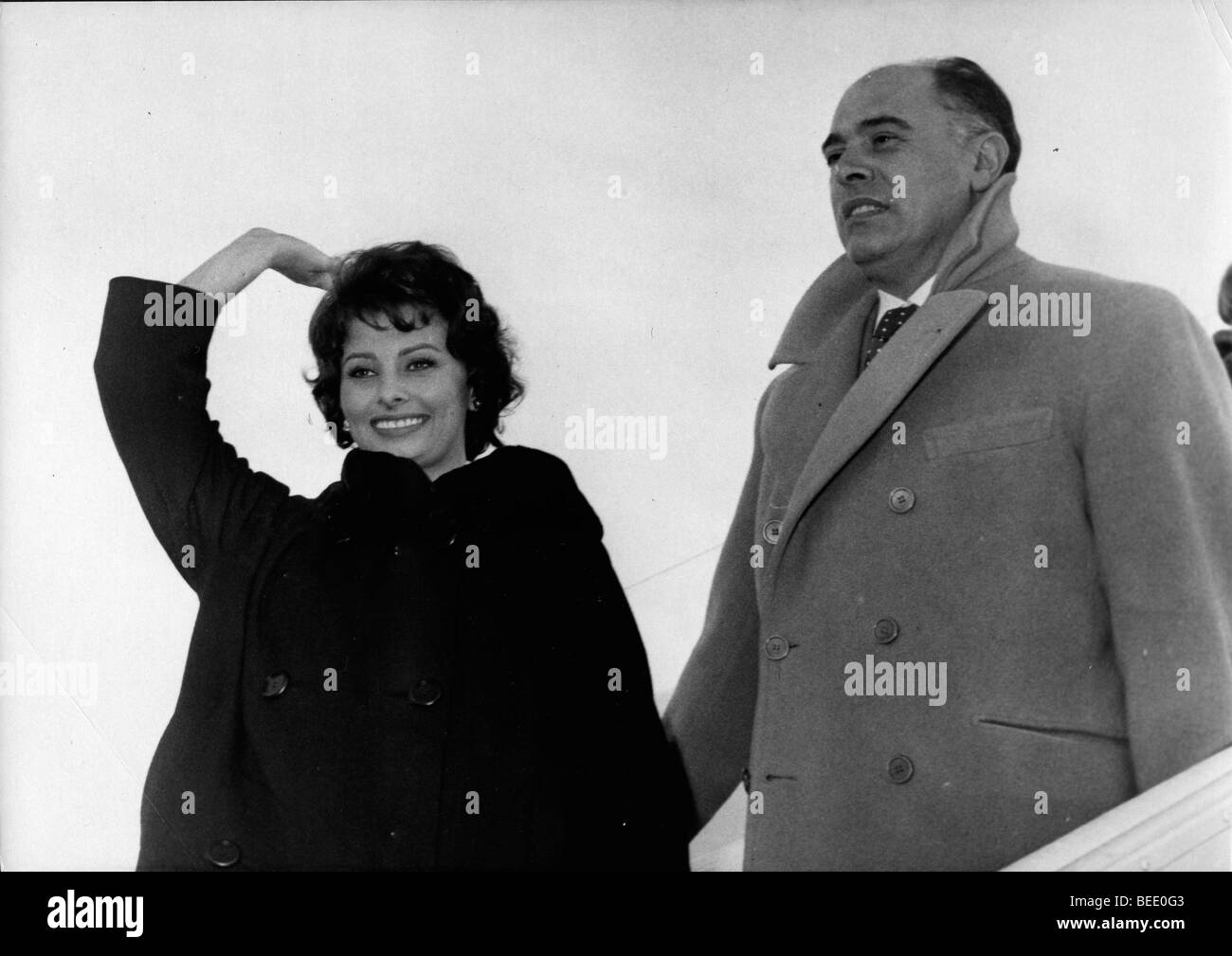 Schauspielerin Sophia Loren Ankunft in Orly mit ihrem Ehemann Carlo Ponti Stockfoto