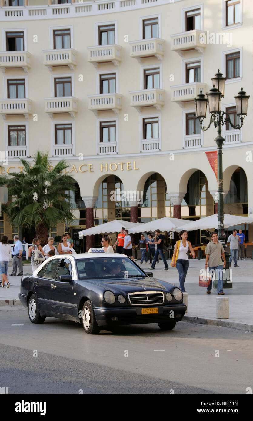 Thessaloniki Stadtzentrum Taxi wartet außerhalb ein Hotel Nord-Griechenland-EU Stockfoto
