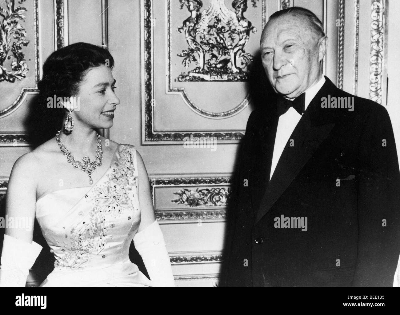 1001435 (900324) Konrad ADENAUER, Deutscher Politiker (Bundeskanzlers) Mit der Queen Elisabeth 2. am 16.04.1958 Im Schloss Stockfoto