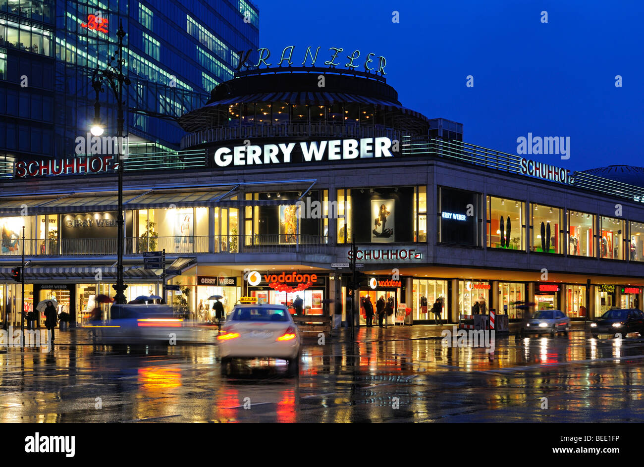 Shopping-Meile am Abend an der Straßenecke Kranzler Eck, Kurfürstendamm, Berlin, Deutschland Stockfoto