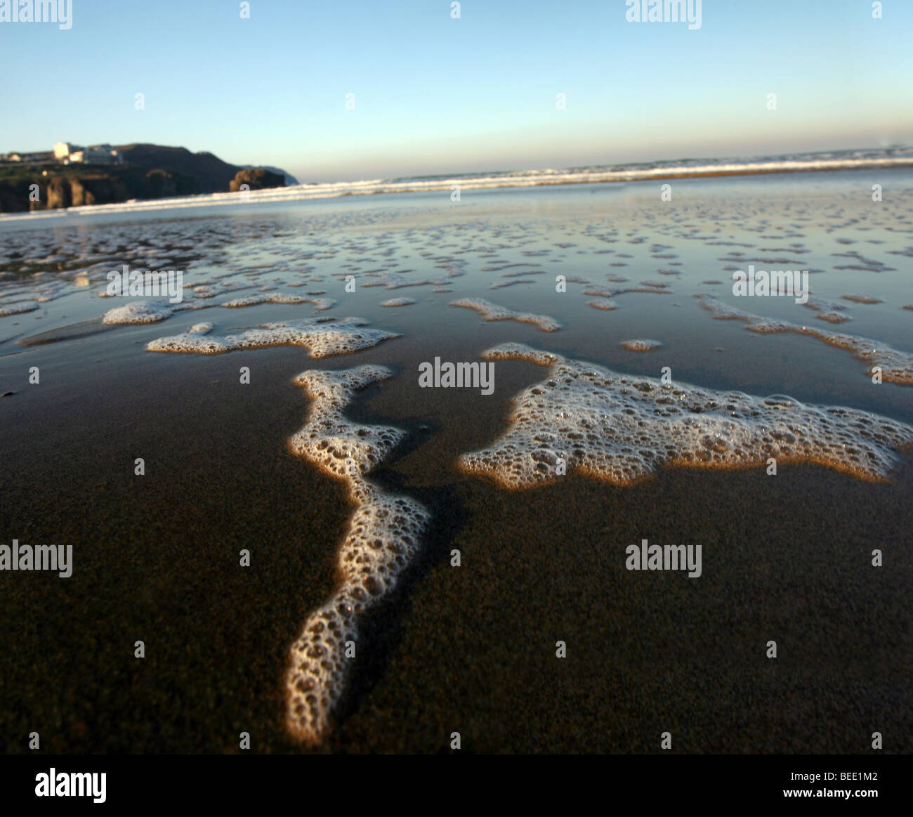 Die Flut kommt Perranporth Beach in Cornwall Großbritannien an einem klaren Herbsttag. Stockfoto