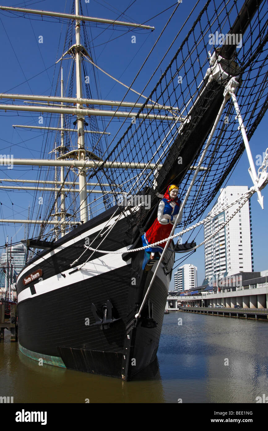 Historisches Segelschiff "Seute Deern", Museumsschiff mit Galionsfigur im alten Hafen von Bremerhaven, Bremen, Deutschland, Europa Stockfoto