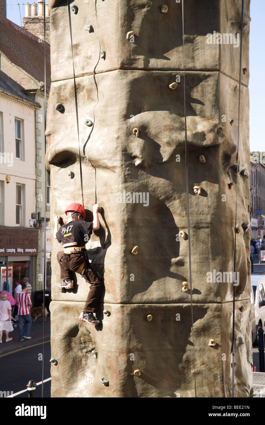 England-Young Boy an einer Kletterwand Stockfoto