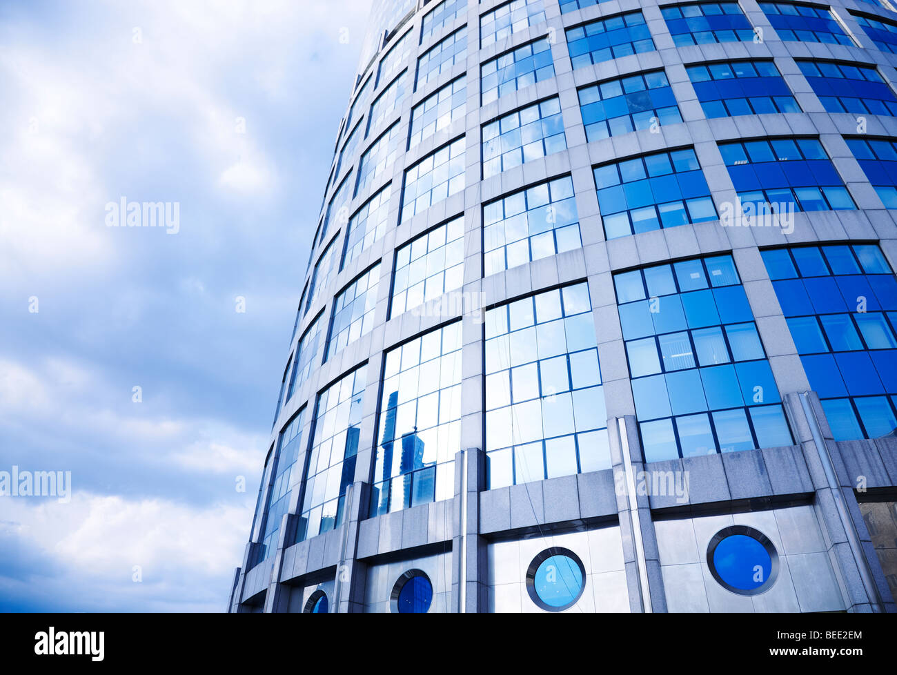 modernes Gebäude, blau getönt, selektiven Fokus auf nächsten Teil Stockfoto