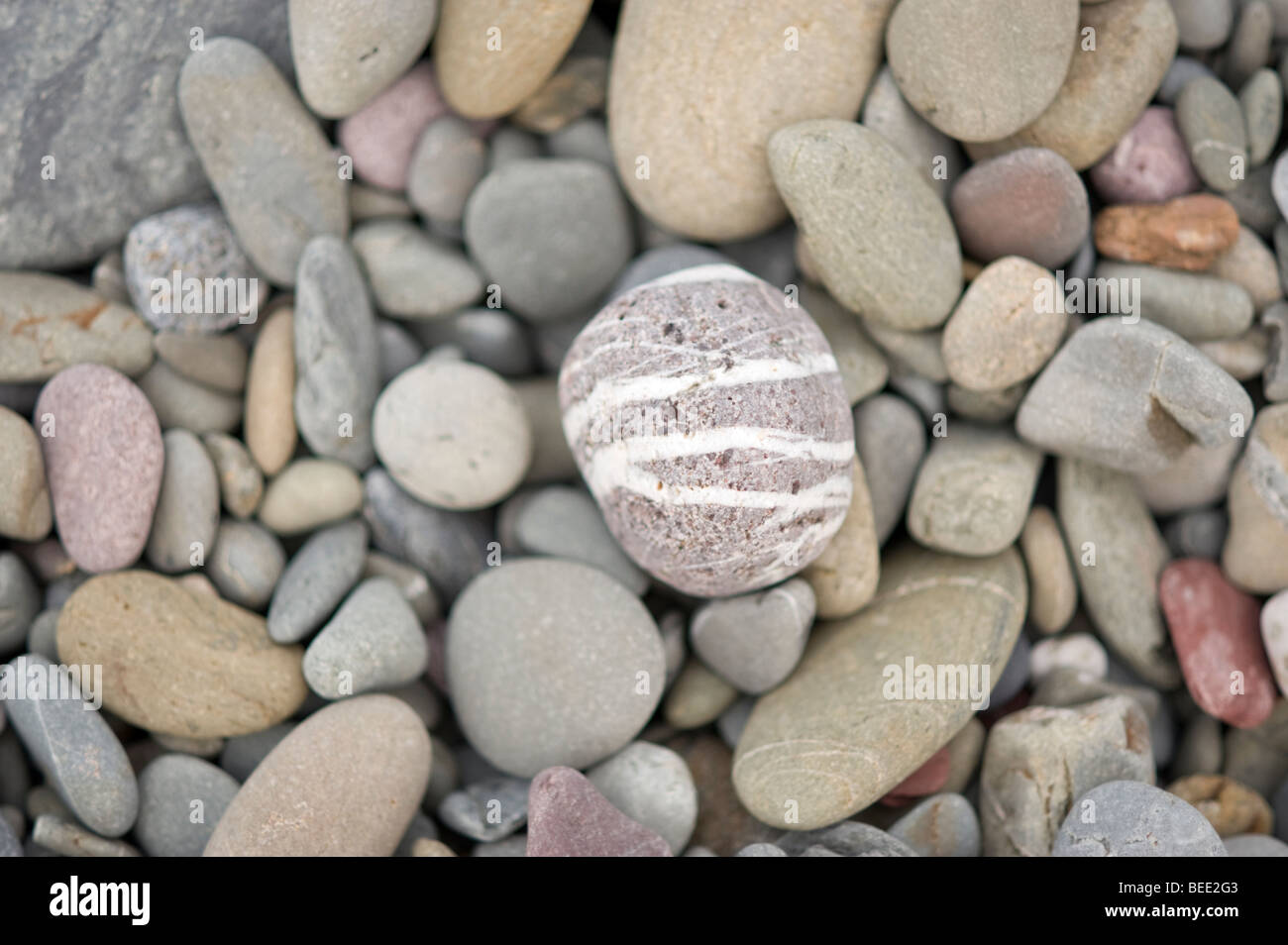 Struktur aus Stein / Skulptur an einem Strand in Wales. Stockfoto