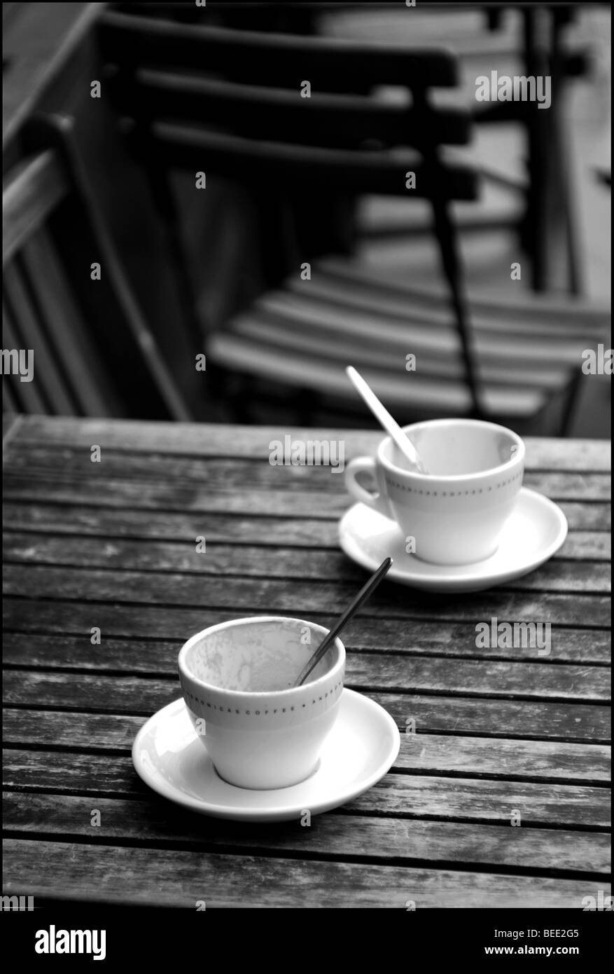 SCHWARZ / WEIß BILD LEER KAFFEE TASSEN AUF CAFE TISCH IN SPITALFIELDS Stockfoto