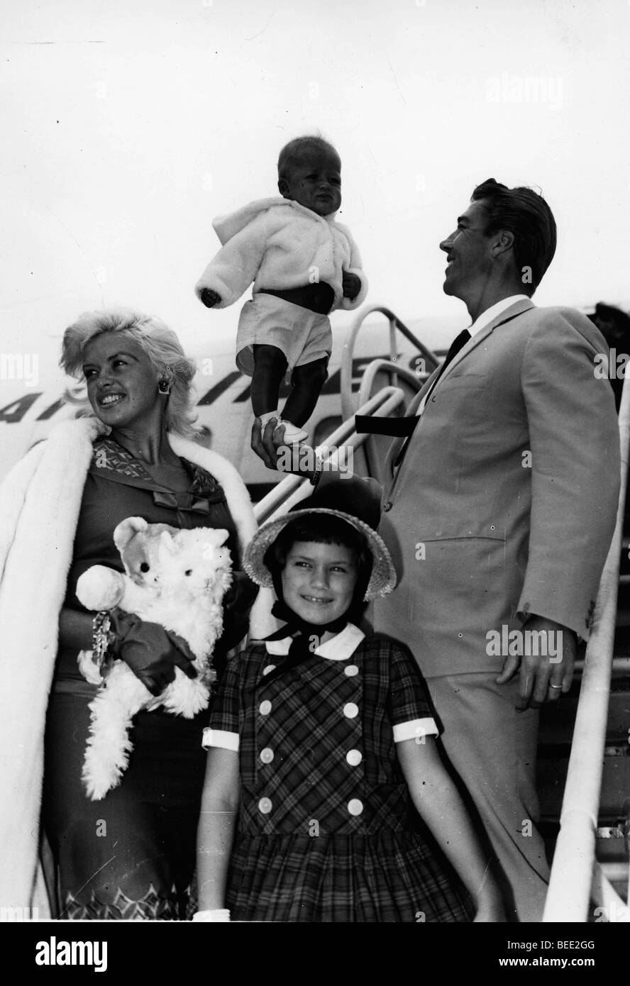 Schauspielerin Jayne Mansfield, ihr Ehemann Schauspieler und Bodybuilder Mickey Hargitay, mit ihren Kindern auf einem Flughafen. Stockfoto