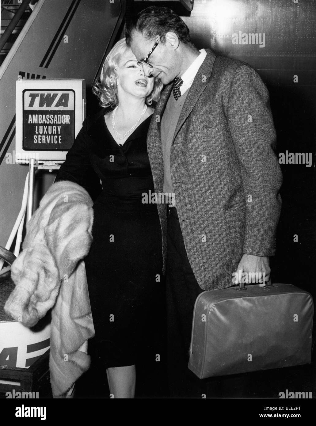 Marilyn Monroe und Ehemann Arthur Miller in New York angekommen ...