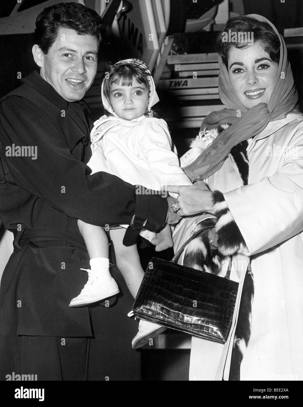 Liz Taylor am Flughafen mit Ehemann Eddie Fisher und Tochter Stockfoto