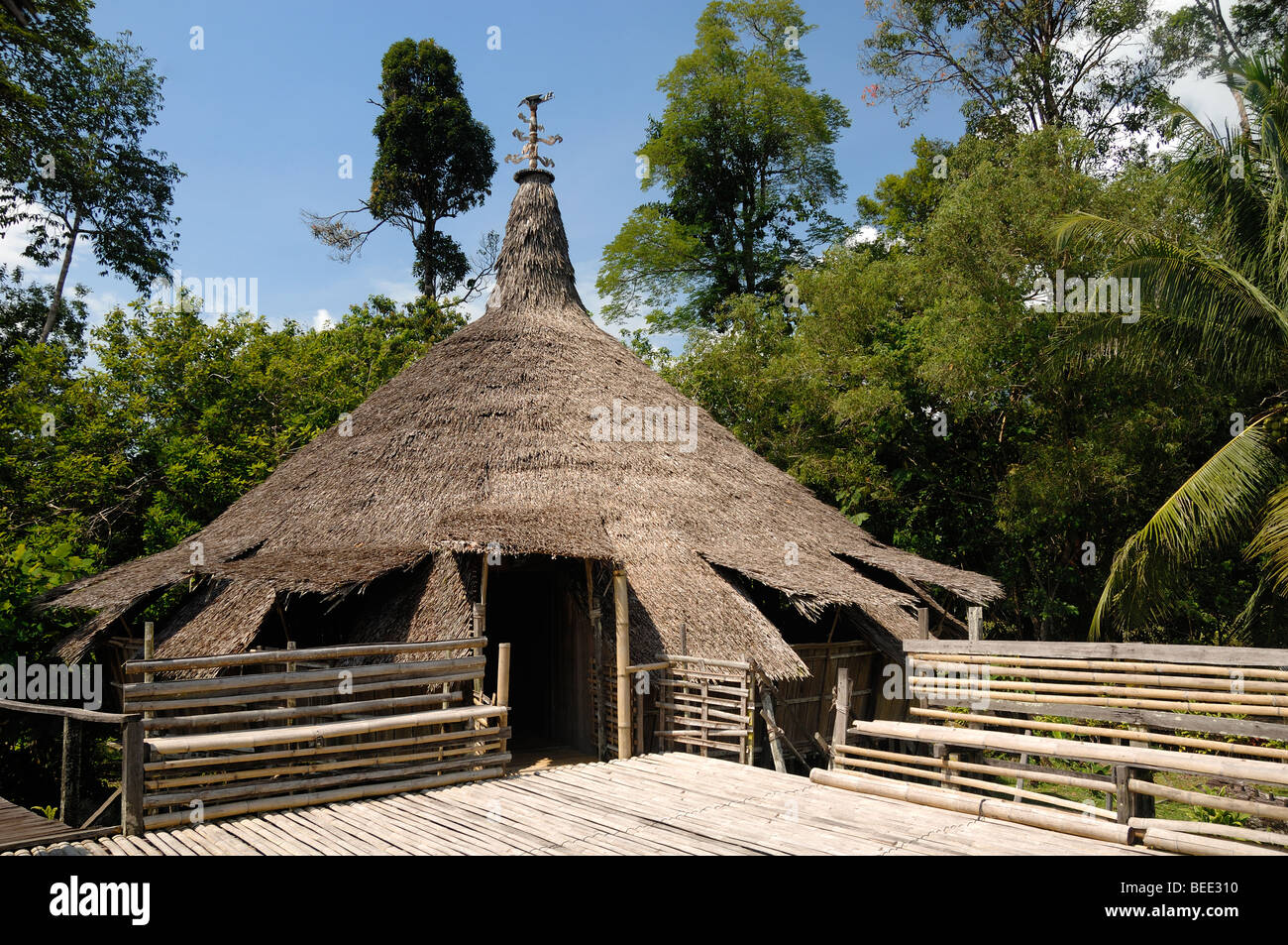 Runde mit Gras überdachte Zeremonienhalle oder Hut of the Dayaks oder Bidayuh Tribe im Sarawak Cultural Centre Kuching Malaysia Borneo Stockfoto