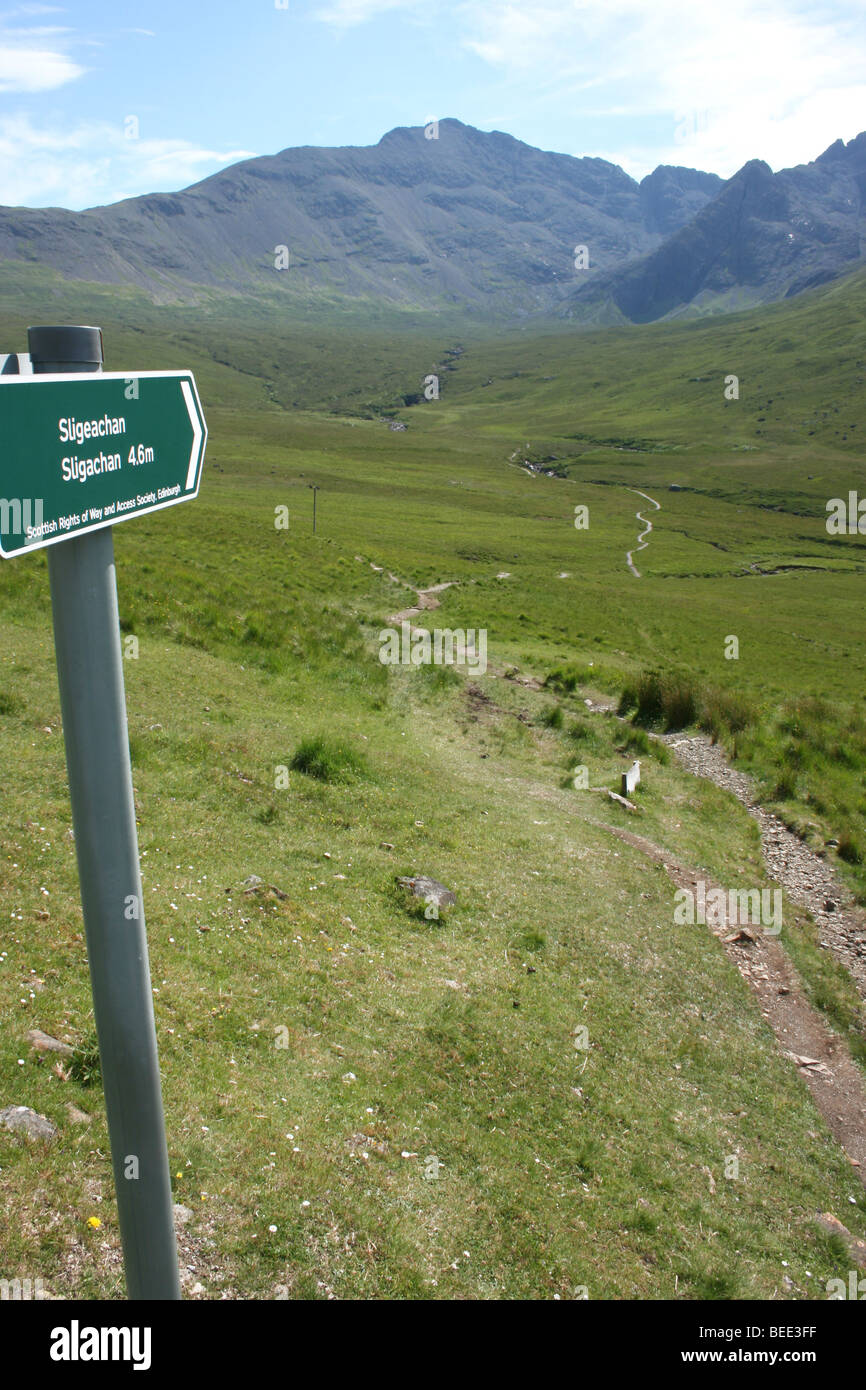 in Glen Brittle, ein Zeichen für Sligachan auf dem Weg eine beliebte Wanderroute in der Cuillin Hills, The Isle Of Skye, Schottland Stockfoto