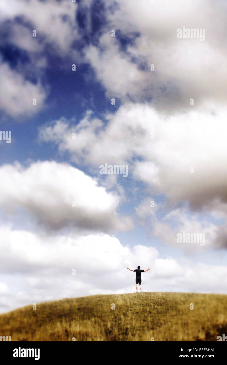 Mann den Himmel umarmt Stockfoto