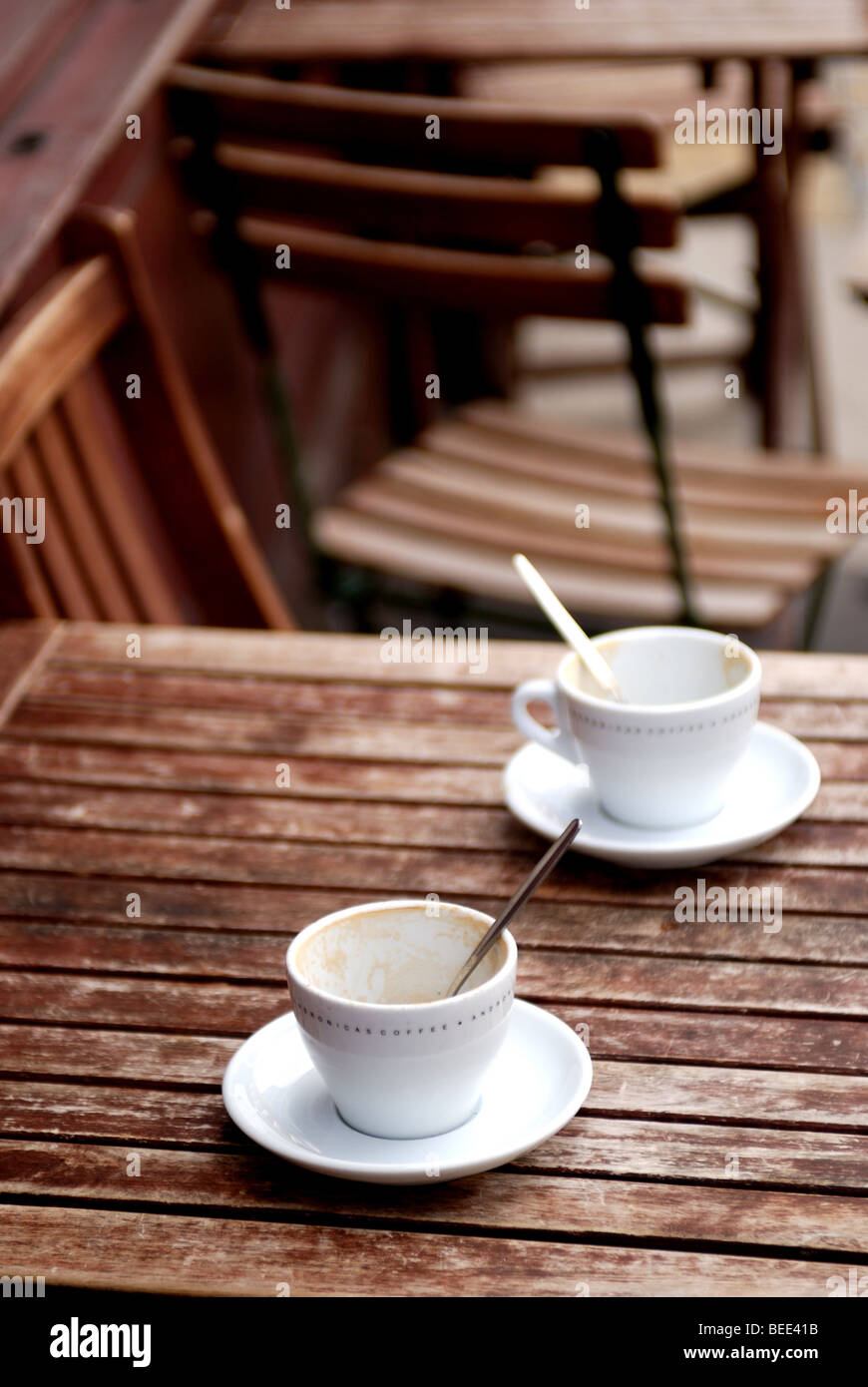 SCHWARZ / WEIß BILD LEER KAFFEE TASSEN AUF CAFE TISCH IN SPITALFIELDS Stockfoto