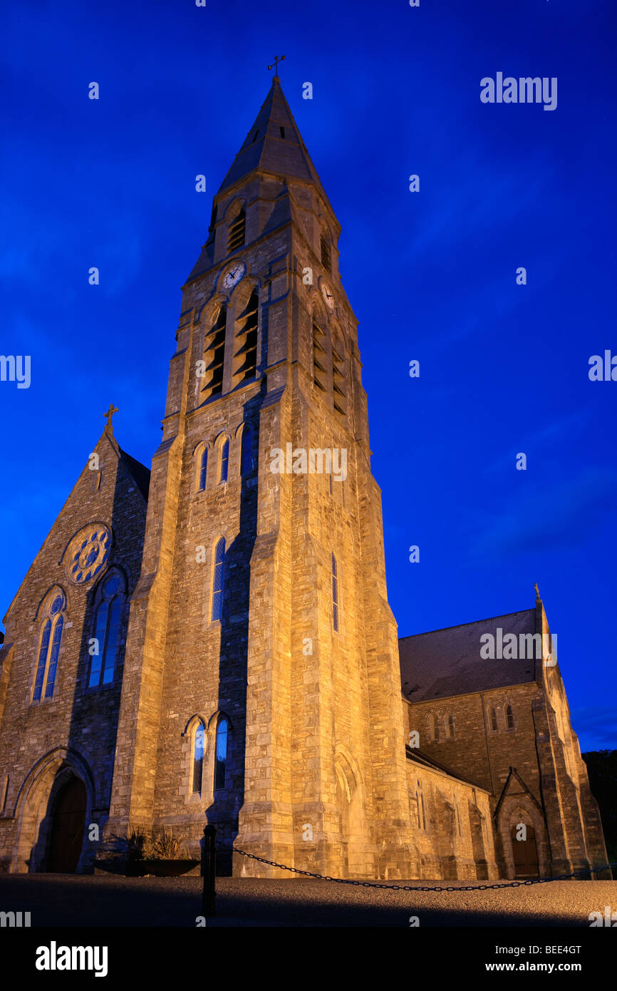 beleuchtete römisch-katholische Kirche St. Joseph in Clifden am Abend, Irland Stockfoto