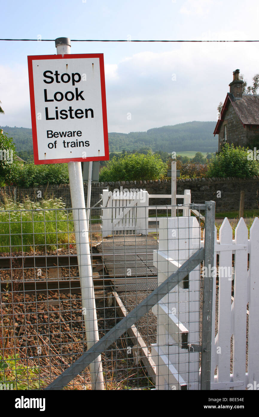 Warnschild an einem Fußgängerüberweg über die Bahnlinie in Pitlochry, Schottland Stockfoto