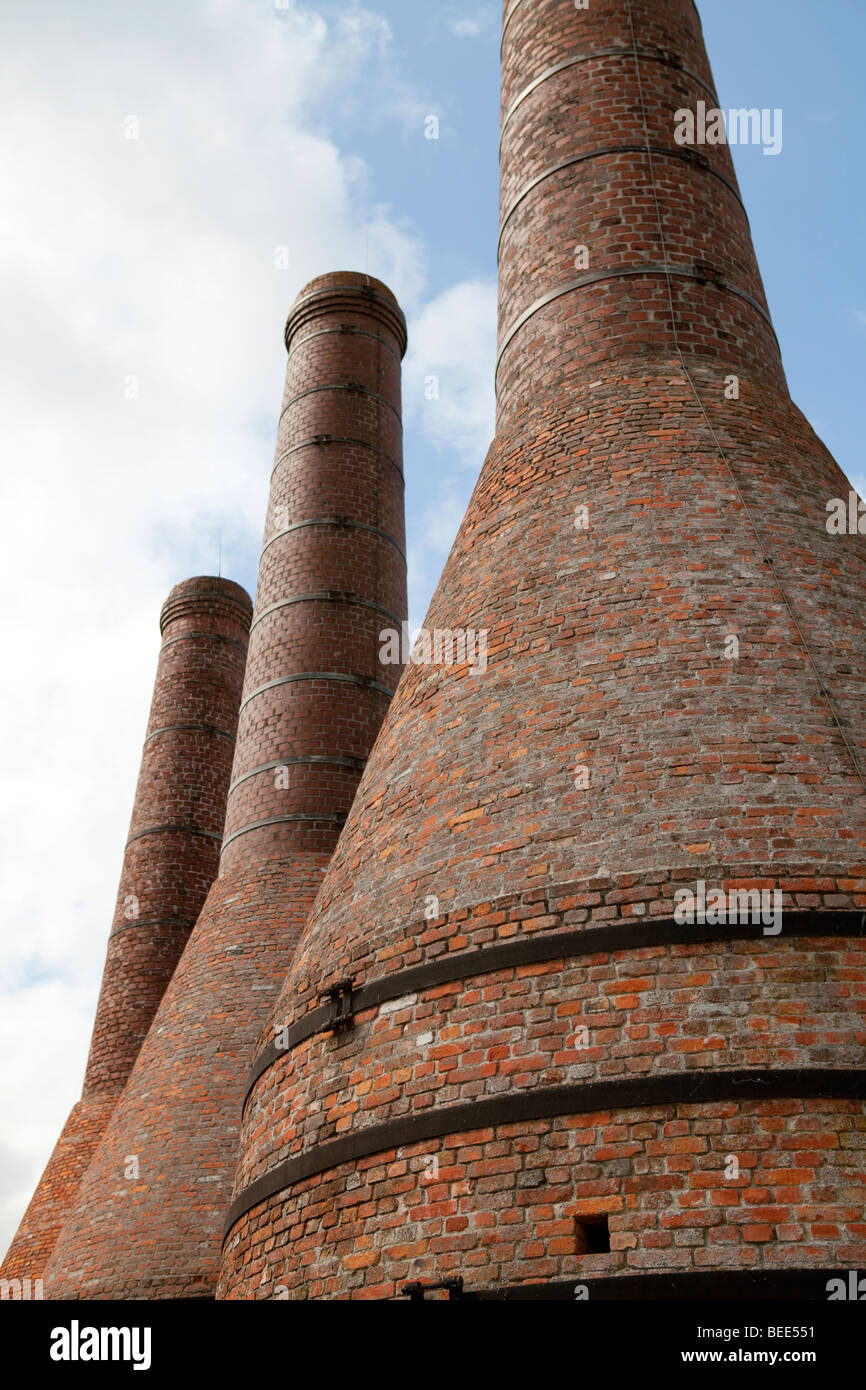 Alte Fliesen und Stein Fabrik Rohrleitungen an das Zuiderzeemuseum in Enkhuizen, Holland Stockfoto