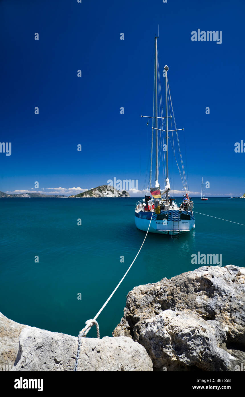 Yacht vor Anker am Limni Keri, Zakynthos, Griechenland Stockfoto