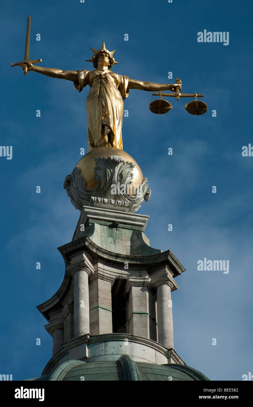 Justitia Statue steht über Old Bailey, London England Stockfoto