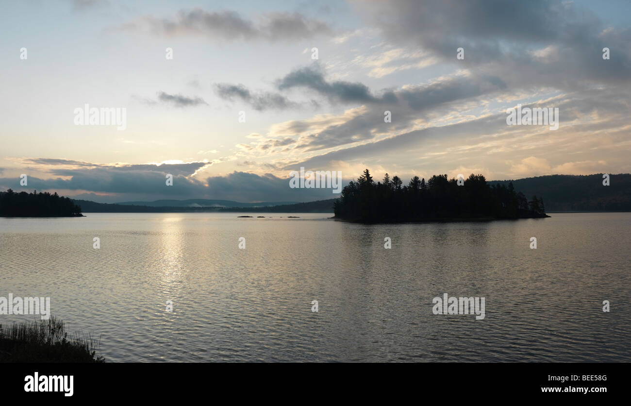Der See der zwei Flüsse im Morgengrauen Panorama. Stockfoto
