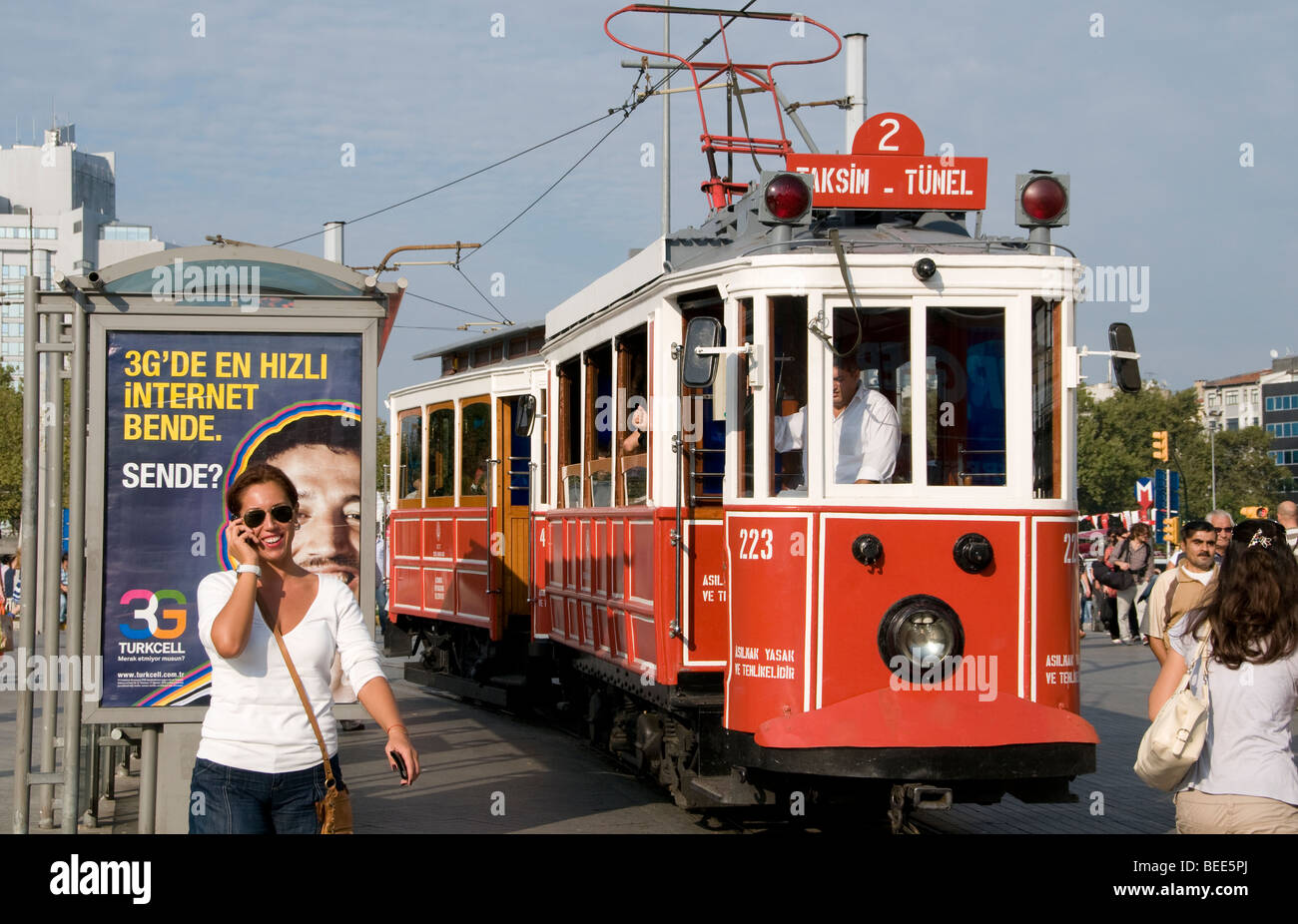 Istiklal Caddesi Beyoglu Istanbul Straßenbahn Auto Straßenbahn Spur Straßenbahn Stockfoto