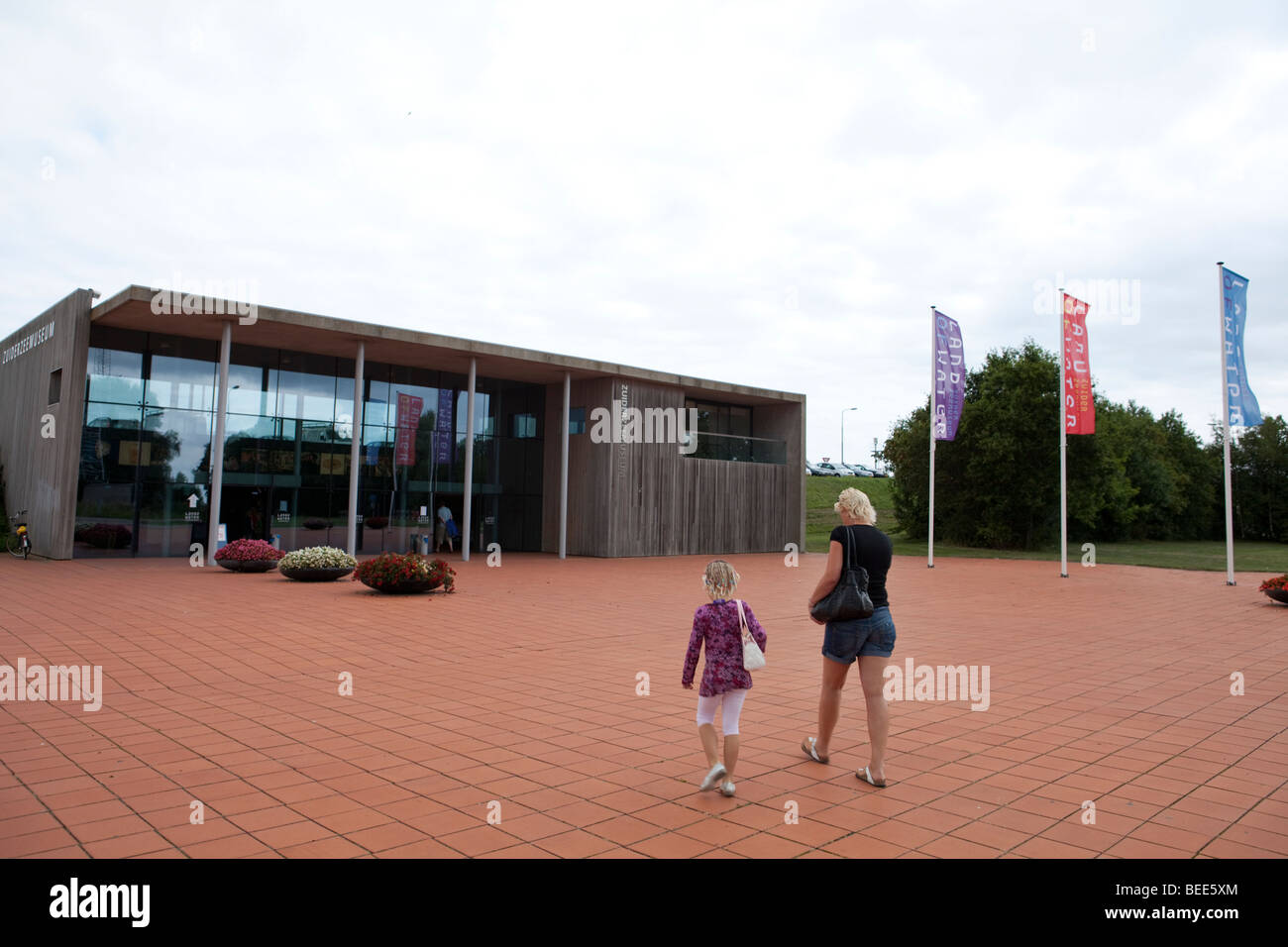 Mutter mit Tochter in das Zuiderzeemuseum in Enkhuizen, Holland Stockfoto
