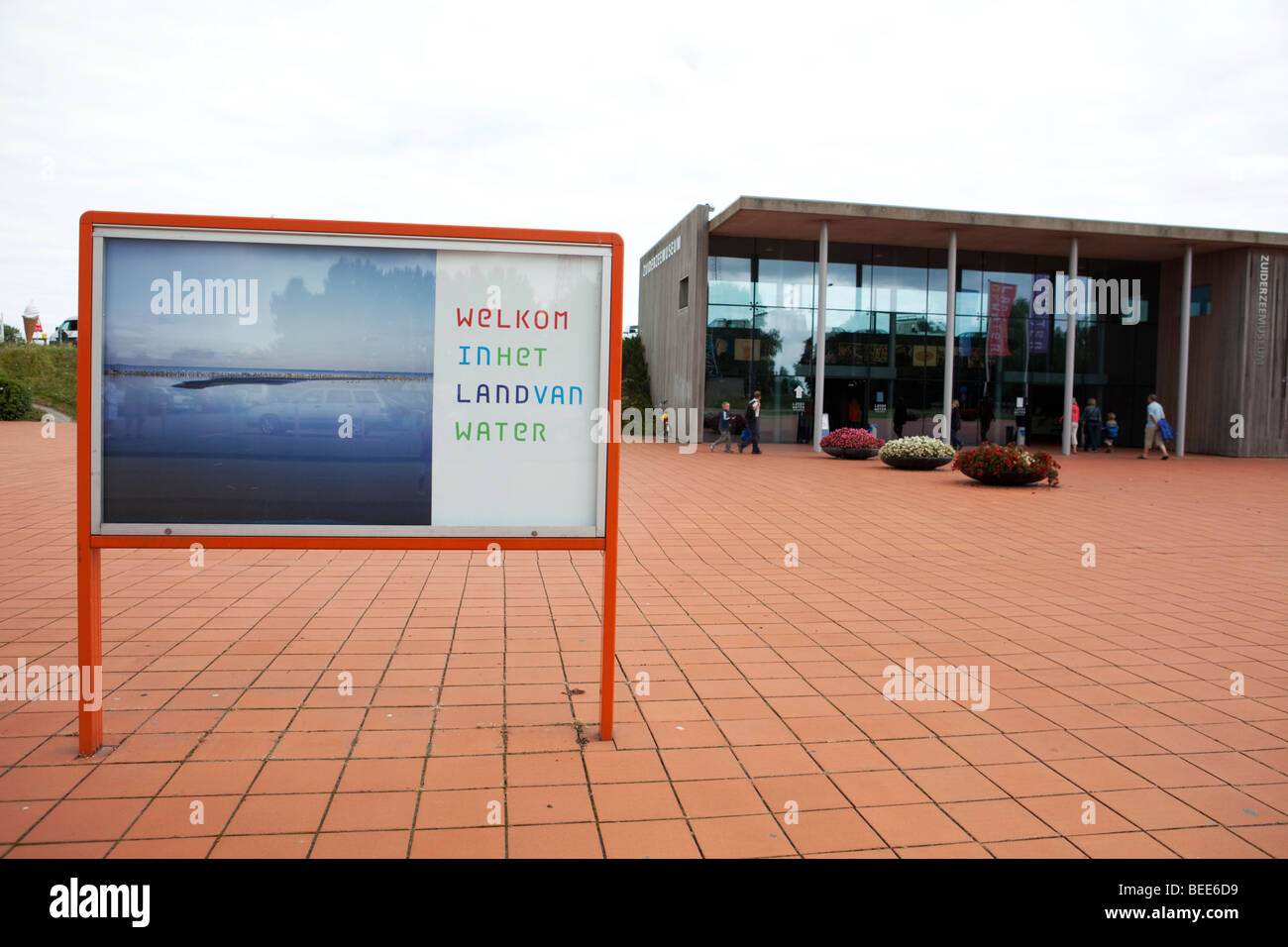 Fliesen Sie-Platz vor dem Eingang in das Zuiderzeemuseum in Enkhuizen Holland Stockfoto
