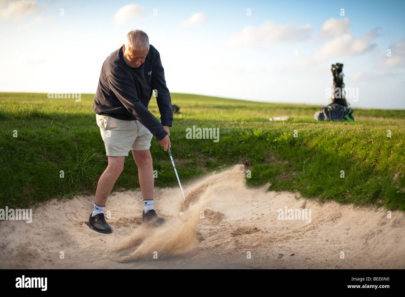 Golfspieler in einem bunker Stockfoto