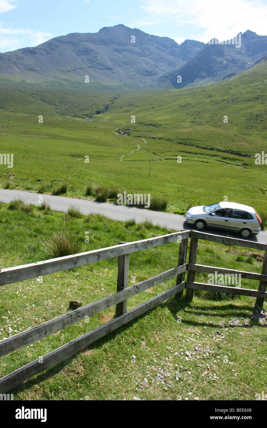 Auto auf der remote-Straße von Glen Brittle auf der Insel von Syke, Schottland reisen Stockfoto